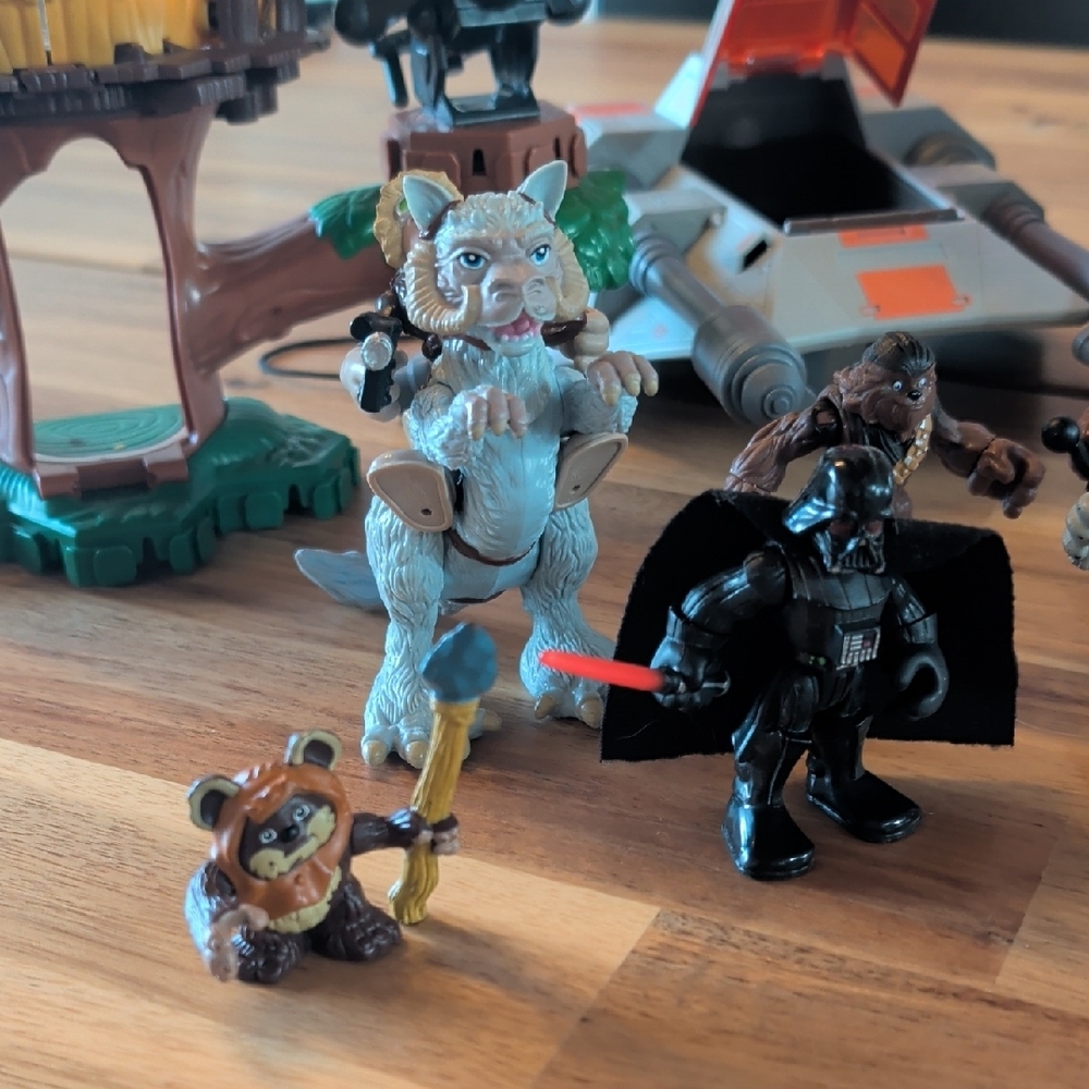 Star Wars "Galactic Heroes" Adventure Playset with Figures and Vehicles - Picture 2 of 7